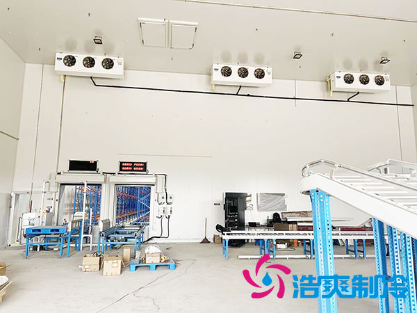 　　建一個300平方米的冷庫需多少錢？冷庫是一種專門用作存儲冷凍、冷藏食品的裝置，有普遍的運用場景，包含食品、醫(yī)學、化工等行業(yè)。當下隨著社會的不斷發(fā)展，越來越多的產業(yè)已經起考量規(guī)劃自己的冷庫，以符合日益增長的市場需求。  　　首先，我們需認識冷庫建造規(guī)劃的基本上流程。冷庫建造規(guī)劃需進行選址、設計、施工等多個環(huán)節(jié)，而冷庫施工包含土建工程、設備、管道等，每一個環(huán)節(jié)都會影響到冷庫造價成本的變化。  　　其次，冷庫假造規(guī)劃的費用受很多原因的影響。主要原因是選址和設計。選取適當?shù)膱龅睾颓‘數(shù)脑O計方案，不僅可減少冷庫的建造規(guī)劃費用，而且可提升冷庫的運行效能。此外，冷庫建造規(guī)模、裝置選型、材料品質等方面也會導致冷庫假造規(guī)劃費用的變動。  　　確切到規(guī)劃建造一個300平方米的冷庫，我們可根據(jù)知識測量出一個大致的規(guī)劃建造費用。根據(jù)市場行情和相關經驗，一個300平方米的冷庫需大約270,000元左右。其中，土建工程費用約占30%至40%，設備費用約占50%至60%，管道、電器材料等其他費用約占10%至20%。  　　此外，由于冷庫設備和管道需專業(yè)安裝調試，人工成本也需計算在內。按工程造價比率合算，工程建設的人工成本約占施工總耗資的10%。  　　一般來說，修建一個300平方米的冷庫的費用約為270,000元，僅供參考，實際造價根據(jù)具體冷庫工程項目進行核算。精準投入費用需根據(jù)選址、設計、數(shù)量、設備選型、材料品質等方面綜合性考量和檢驗。在冷庫建造規(guī)劃步驟之中，企業(yè)可選取自行建造規(guī)劃，也可委派專業(yè)冷庫建設公司規(guī)劃設計建造。  　　冷庫建造規(guī)劃費用只是一個初始投資。隨著冷庫的運轉和維護，還需考量運營費用、維護費用和設備更換費用。因此，企業(yè)在展開冷庫建造規(guī)劃決策時，需展開充分的前期考察和調研評估，以保證冷庫建造規(guī)劃的投入能真正產生平穩(wěn)、長期的經濟效益。  　　以上就是300平方米冷庫造價費用的詳細介紹，相信您看完一定對此有了更加深入的了解，如果您近期有此類冷庫建造的需求，歡迎咨詢浩爽制冷（400-861-7579）。本公司深耕于制冷行業(yè)十余年，發(fā)展成從冷庫工程的EPC總包服務商，包含冷庫工程的設計、采購、銷售、安裝為一體的綜合性服務公司；延伸至冷鏈項目前期的布局規(guī)劃、冷鏈項目升級改造、冷鏈行業(yè)復合型人才培養(yǎng)、輸出；冷鏈倉儲的招商運營、售后服務等制冷領域的一體化方案集成商。