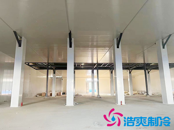 　　建一個300平方米的冷庫需多少錢？冷庫是一種專門用作存儲冷凍、冷藏食品的裝置，有普遍的運用場景，包含食品、醫(yī)學、化工等行業(yè)。當下隨著社會的不斷發(fā)展，越來越多的產業(yè)已經起考量規(guī)劃自己的冷庫，以符合日益增長的市場需求。  　　首先，我們需認識冷庫建造規(guī)劃的基本上流程。冷庫建造規(guī)劃需進行選址、設計、施工等多個環(huán)節(jié)，而冷庫施工包含土建工程、設備、管道等，每一個環(huán)節(jié)都會影響到冷庫造價成本的變化。  　　其次，冷庫假造規(guī)劃的費用受很多原因的影響。主要原因是選址和設計。選取適當?shù)膱龅睾颓‘數(shù)脑O計方案，不僅可減少冷庫的建造規(guī)劃費用，而且可提升冷庫的運行效能。此外，冷庫建造規(guī)模、裝置選型、材料品質等方面也會導致冷庫假造規(guī)劃費用的變動。  　　確切到規(guī)劃建造一個300平方米的冷庫，我們可根據(jù)知識測量出一個大致的規(guī)劃建造費用。根據(jù)市場行情和相關經驗，一個300平方米的冷庫需大約270,000元左右。其中，土建工程費用約占30%至40%，設備費用約占50%至60%，管道、電器材料等其他費用約占10%至20%。  　　此外，由于冷庫設備和管道需專業(yè)安裝調試，人工成本也需計算在內。按工程造價比率合算，工程建設的人工成本約占施工總耗資的10%。  　　一般來說，修建一個300平方米的冷庫的費用約為270,000元，僅供參考，實際造價根據(jù)具體冷庫工程項目進行核算。精準投入費用需根據(jù)選址、設計、數(shù)量、設備選型、材料品質等方面綜合性考量和檢驗。在冷庫建造規(guī)劃步驟之中，企業(yè)可選取自行建造規(guī)劃，也可委派專業(yè)冷庫建設公司規(guī)劃設計建造。  　　冷庫建造規(guī)劃費用只是一個初始投資。隨著冷庫的運轉和維護，還需考量運營費用、維護費用和設備更換費用。因此，企業(yè)在展開冷庫建造規(guī)劃決策時，需展開充分的前期考察和調研評估，以保證冷庫建造規(guī)劃的投入能真正產生平穩(wěn)、長期的經濟效益。  　　以上就是300平方米冷庫造價費用的詳細介紹，相信您看完一定對此有了更加深入的了解，如果您近期有此類冷庫建造的需求，歡迎咨詢浩爽制冷（400-861-7579）。本公司深耕于制冷行業(yè)十余年，發(fā)展成從冷庫工程的EPC總包服務商，包含冷庫工程的設計、采購、銷售、安裝為一體的綜合性服務公司；延伸至冷鏈項目前期的布局規(guī)劃、冷鏈項目升級改造、冷鏈行業(yè)復合型人才培養(yǎng)、輸出；冷鏈倉儲的招商運營、售后服務等制冷領域的一體化方案集成商。